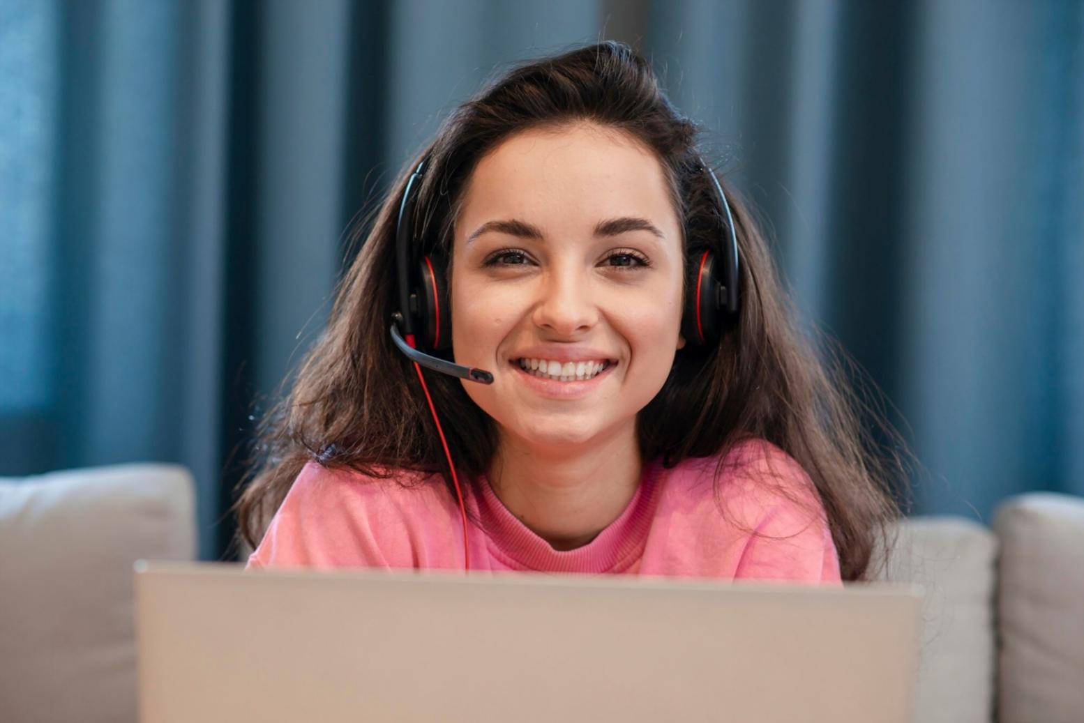 Студенты обсуждают дизайн-проект