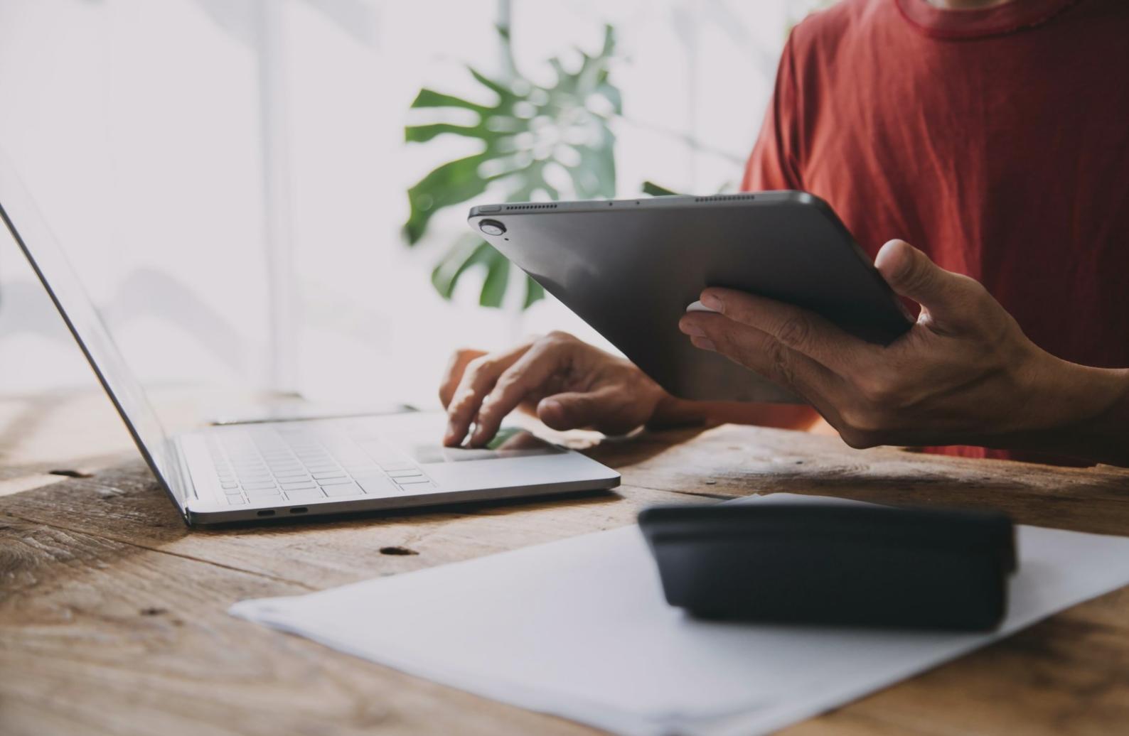 Студенты за работой над дизайн-проектами в современной студии