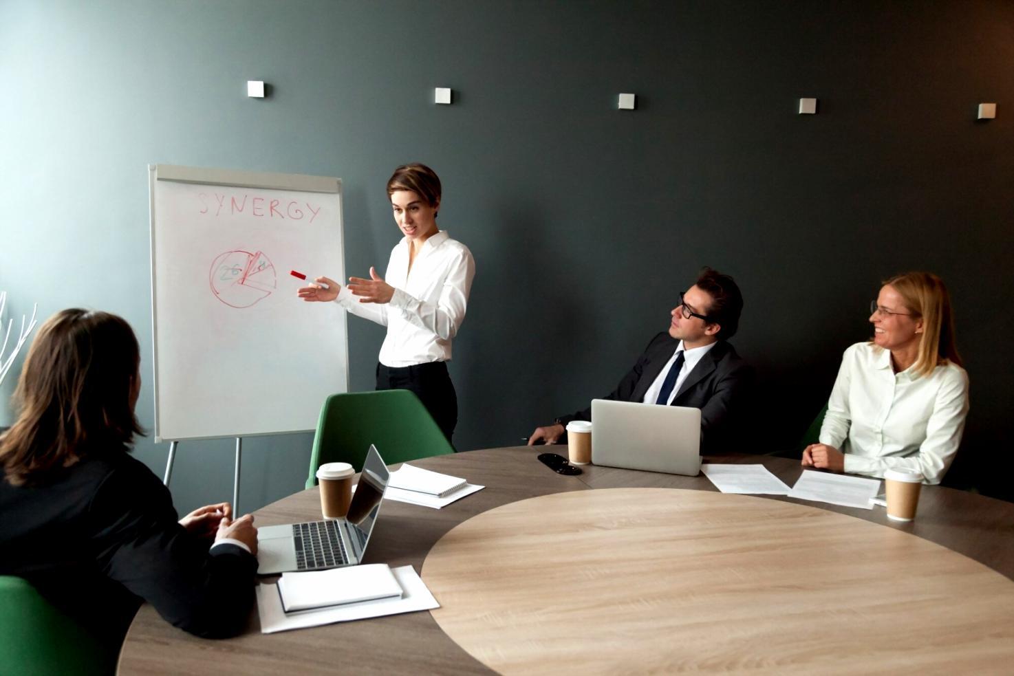 Студенты изучают композицию и визуальные элементы дизайна